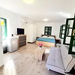 Piccolo Modern Suites Old Town